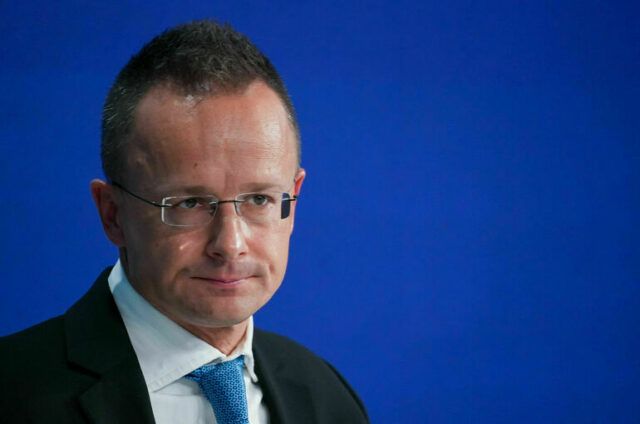Венгрия отказалась от участия в закупках оружия для Украины – Сийярто