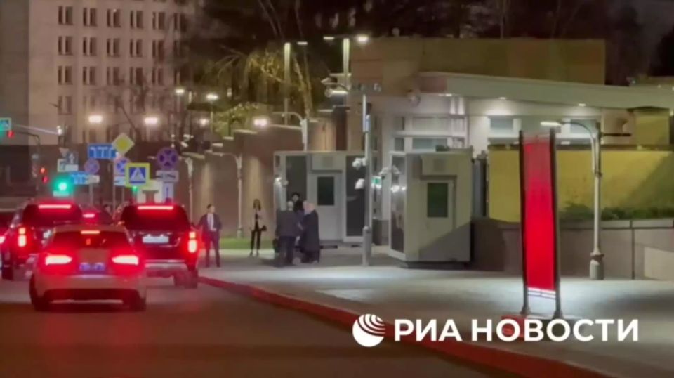 Уиткофф прибыл в посольство США в Москве после переговоров с Путиным в Кремле