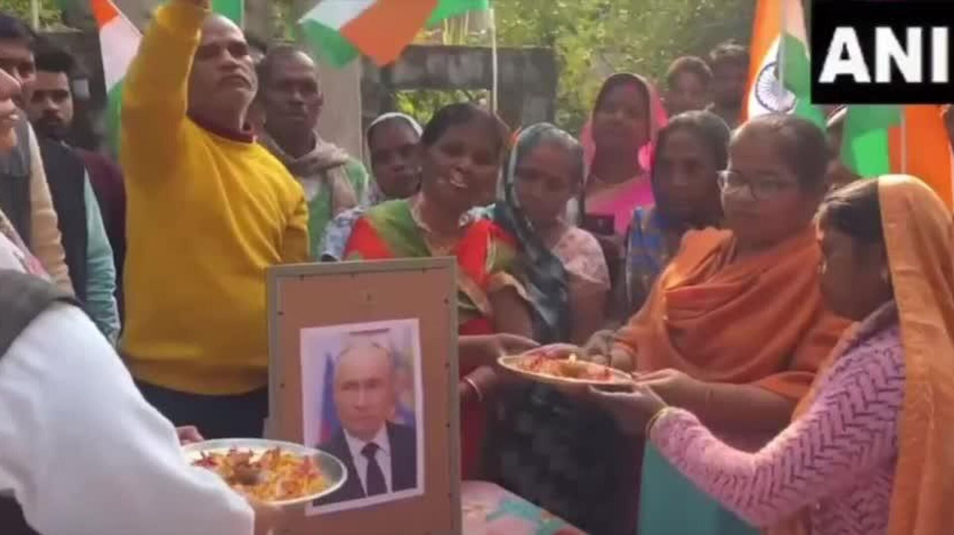 Верующие в священном для индуистов городе Варанаси провели ритуал аарти и помолились за успех визита российского президента в Индию