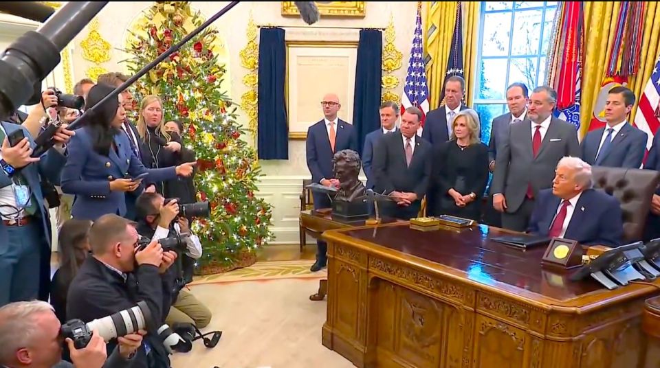 Александр Зимовский: Свежак от Дональда. Ответы на вопросы журналистов в Блом доме на мероприятии "Дональд Трамп объявляет о снижении норм пробега автомобилей" — 3 декабря 2025 г