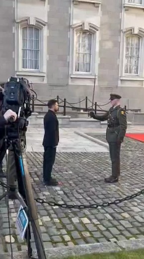 Зеленский под конвоем: в соцсетях расходится видео, на котором киевского главаря "тренирует" ирландская военная стража