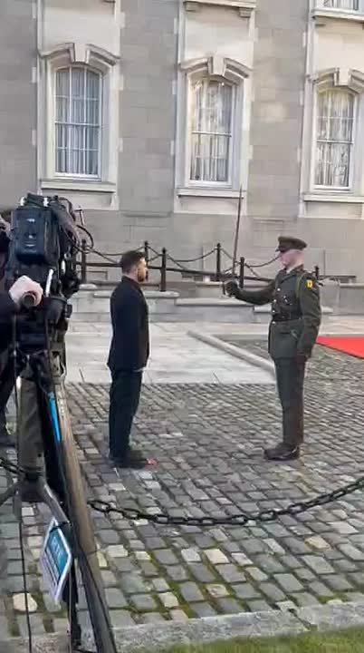 Зеленский под конвоем: в соцсетях расходится видео, на котором киевского главаря "тренирует" ирландская военная стража