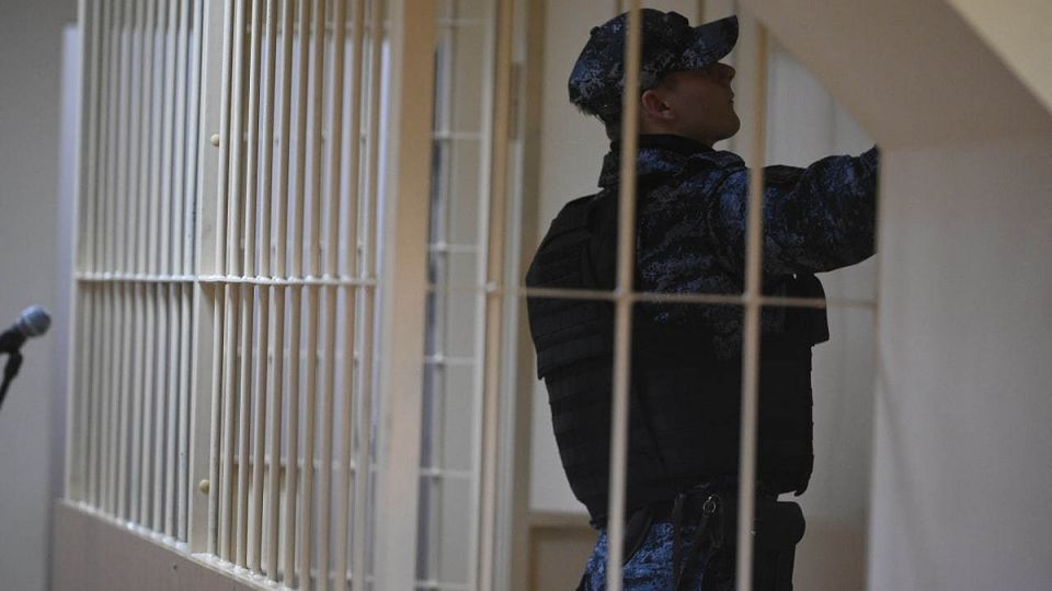 Изобретатель Ревин* получил 24 года за передачу «Азову»** зенитного прожектора