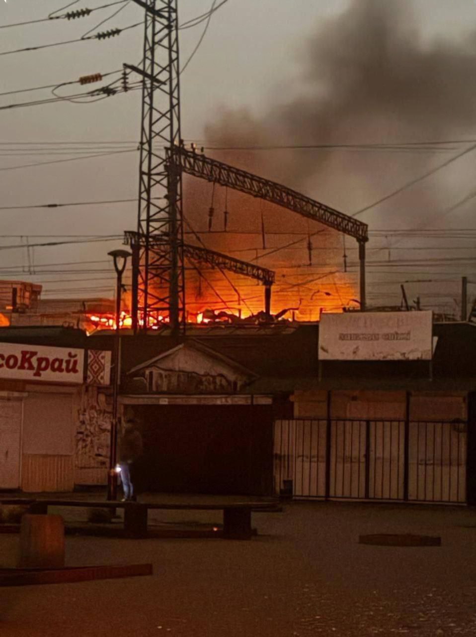 Горящий железнодорожный вокзал в Фастове после ударов "Гераней"