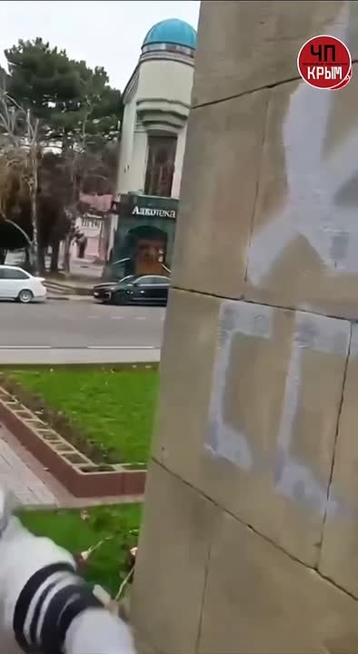 В Туапсе великовозрастный дебил изрисовал местный памятник Ленину в рамках "перфоманса"
