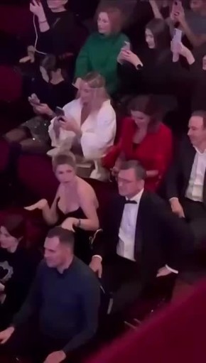 Экс-глава МИД Украины Кулеба с женой на каком-то концерте