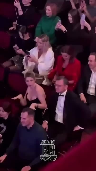 Экс-главу МИД Украины заметили на концерте Монатика — его спутница уже стала звездой соцсетей благодаря своим танцам на "синей волне"