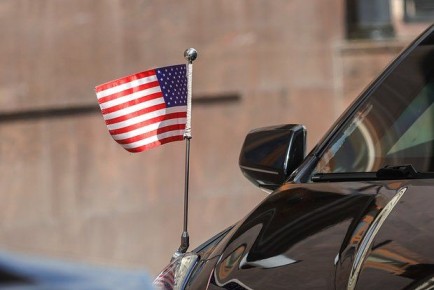 Экс-советник Трампа Бэннон: США должны перестать помогать Киеву