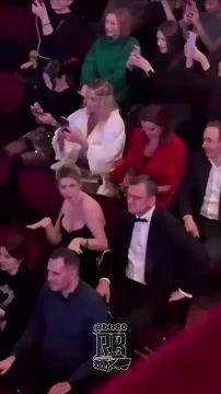 Экс-главу МИД Украины заметили на концерте Монатика — его спутница уже стала звездой соцсетей благодаря своим танцам на "синей волне"