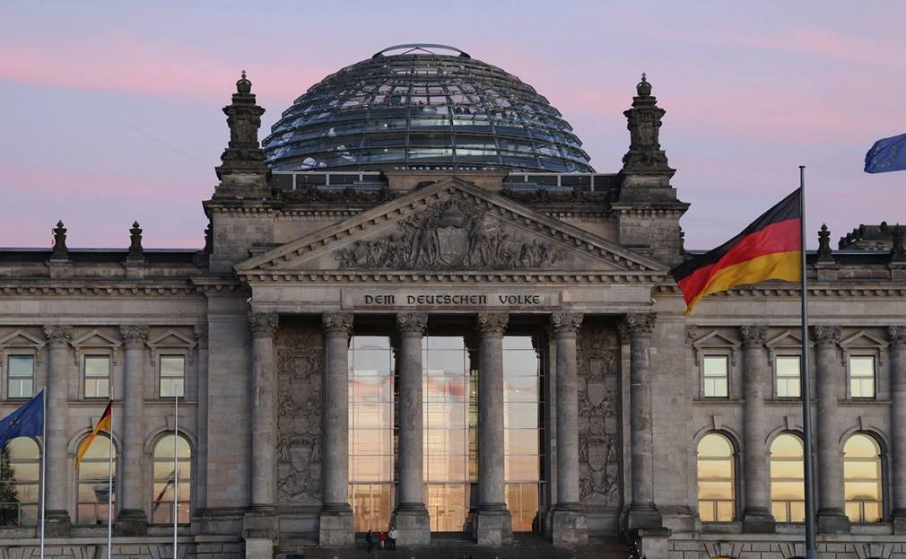 Германия станет крупнейшим гарантом «репарационного» кредита Украине за счет российских активов в случае его одобрения, пишет Politico