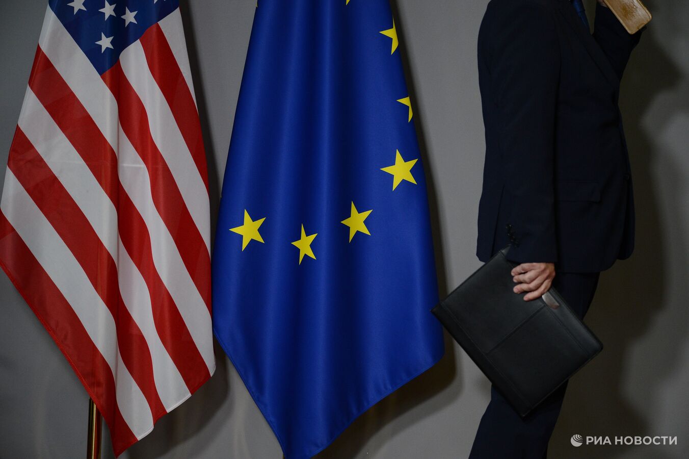 Аналитик объяснил, что означает конфликт США и ЕС