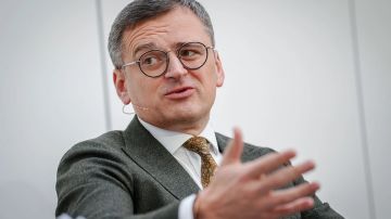 Странно танцует: в сети обсуждают необычное поведение спутницы бывшего министра Кулебы