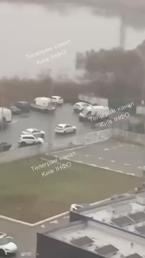 Киевские СМИ сообщают, что на территории около метро Харьковская прогремел второй взрыв в тот момент, когда туда прибыли экстренные службы