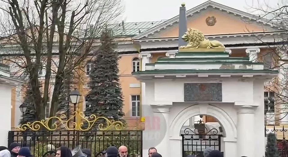 WarGonzo: Армяне встречают Пашиняна в Москве митингами