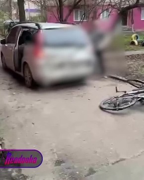 На Украине отец спас сына от ТЦКшников — мужчина кулаком разбил стекло машины, в которую затащили парня