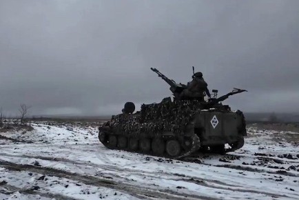 RT: Бойцы западной группировки войск сбивают дроны ВСУ из танкового пулемета