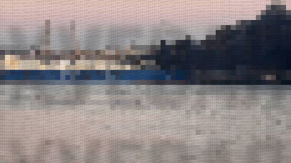 В Одессе пылает грузовое судно после удара баллистических ракет