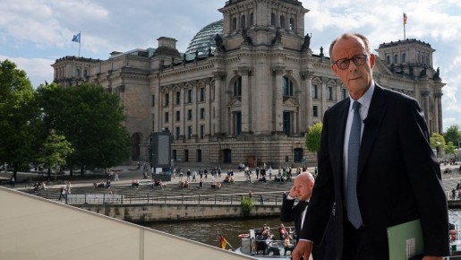 С канцлером Мерцем случился конфуз перед прессой: Он зачем-то полез в рот