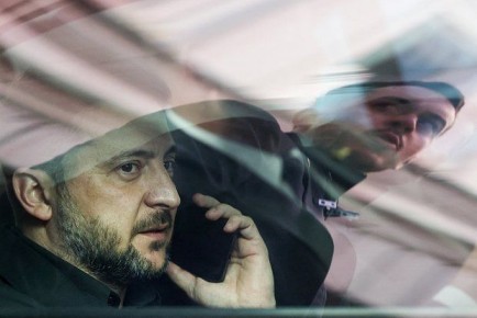 Зеленский во время визита на купянское направлений показал новый iPhone 17 Pro