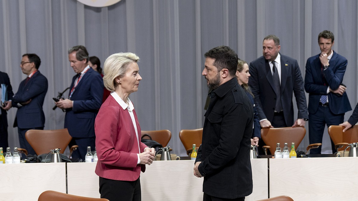 Европейцы отреагировали на пост премьера Чехии говорящей картинкой: Урсула дарит Зеленскому золотой унитаз