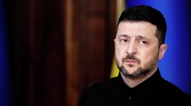 Зеленский «пытается лавировать» на счет референдума – Азаров