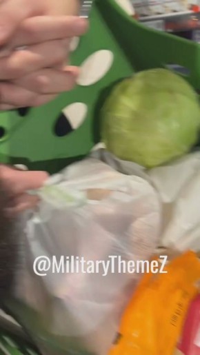 Видео о том, как украинская парочка пыталась отовариться в супермаркете на зимнюю подачку от Зеленского — 1000 гривен оказалось не так легко потратить