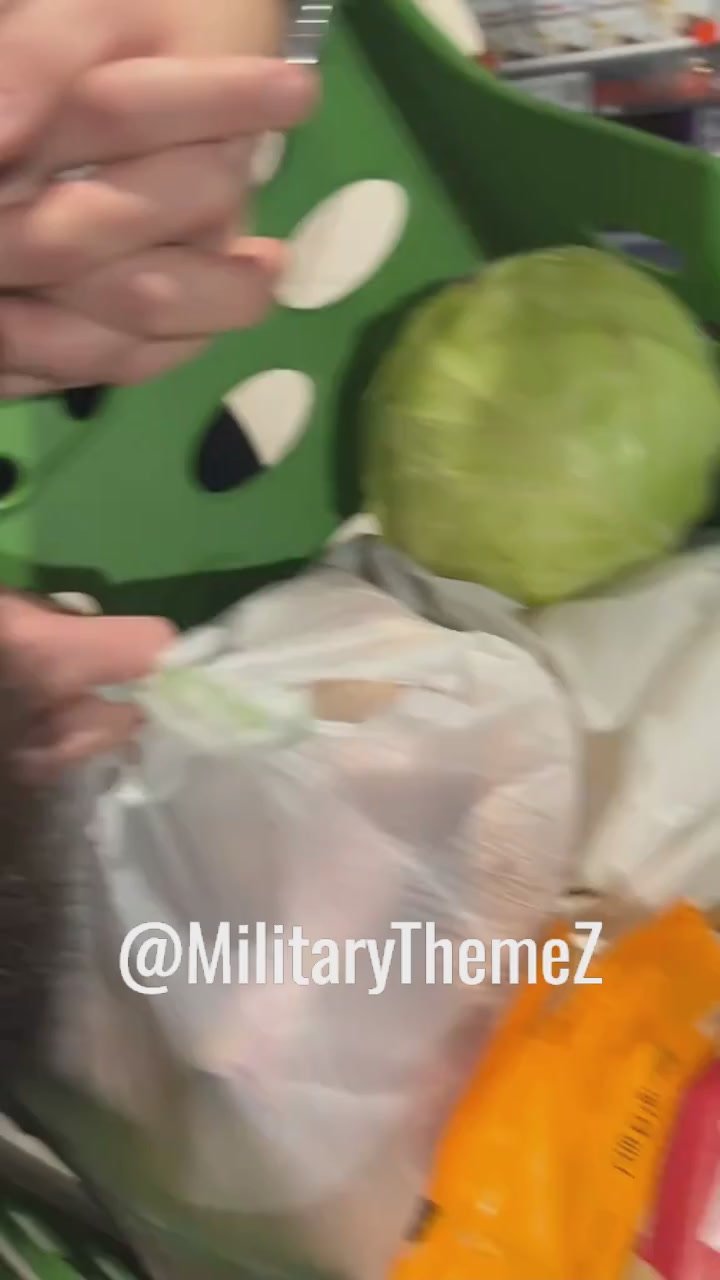 Видео о том, как украинская парочка пыталась отовариться в супермаркете на зимнюю подачку от Зеленского — 1000 гривен оказалось не так легко потратить