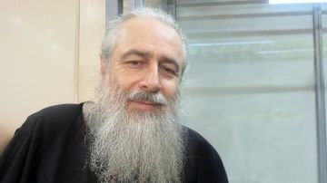 Митрополита Арсения вывели из зала суда под пение верующих