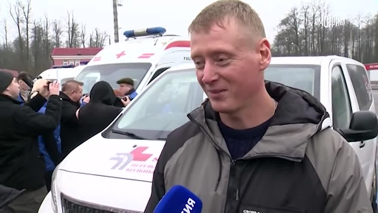 Кадры обмена мирными жителями, пожелавшими воссоединиться со своими семьями, на белорусско-украинской границе