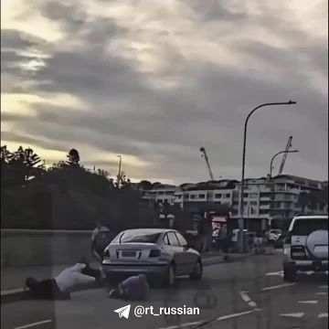 Появились кадры, как русскоговорящая пара пыталась остановить одного из напавших в начале теракта в Сиднее