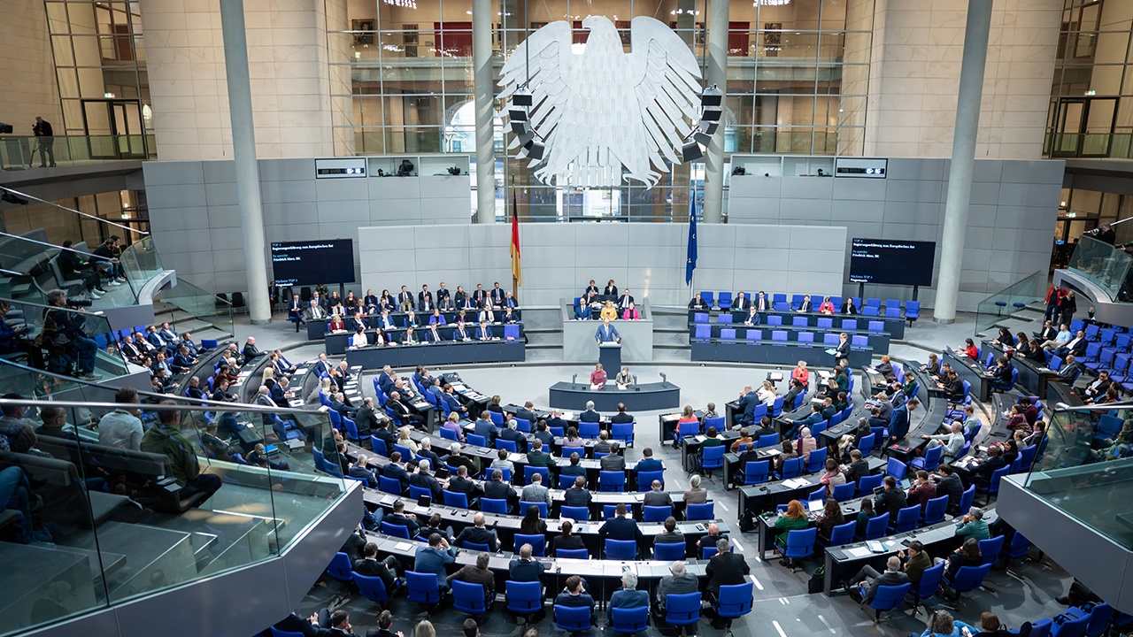 Слова Мерца о передаче активов РФ Украине вызвали ожесточенный спор в Бундестаге