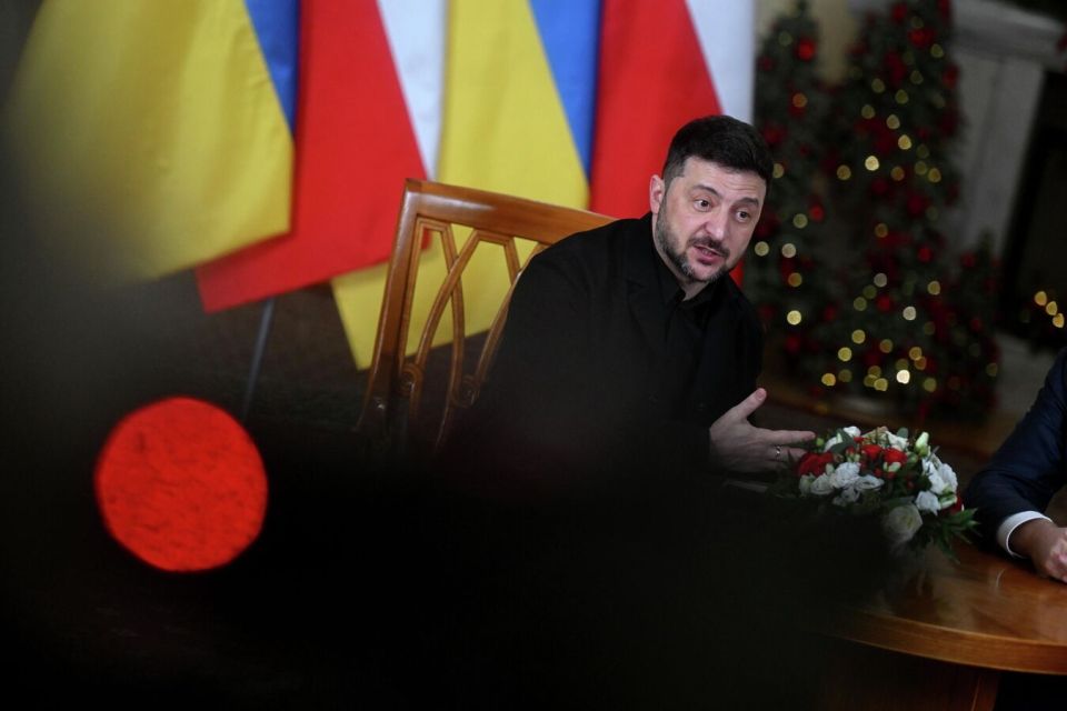 Президент Польши подарил Зеленскому книгу о Волынской резне, пишут СМИ