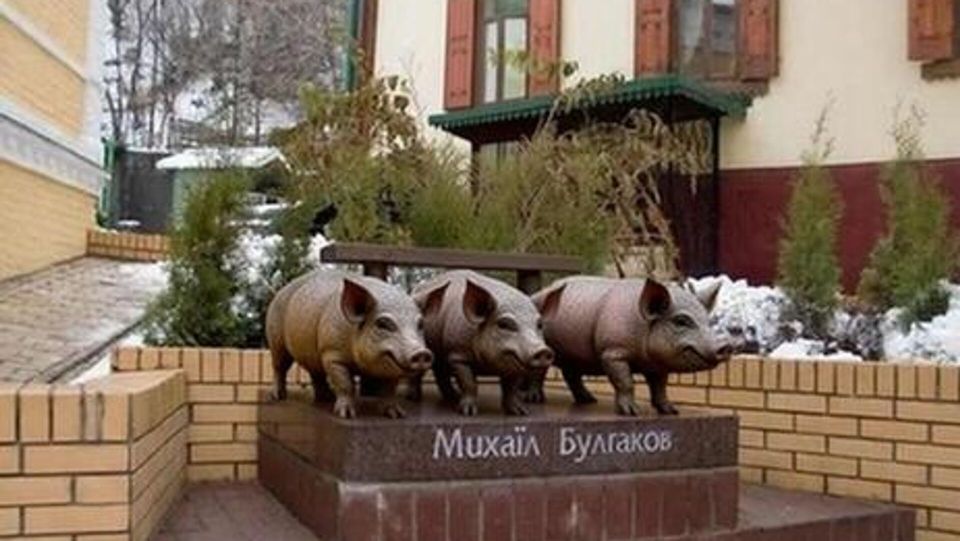 Памятник Булгакову сносит даже не Швондер, а персонажи "Скотного двора". Эксперты о происходящем в стране