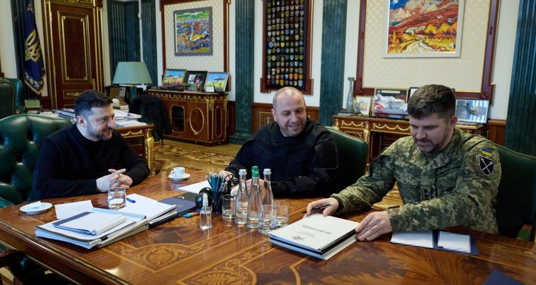 Умеров, кстати, вернулся на Украину после длительного пребывания в США и встреч с главой ФБР