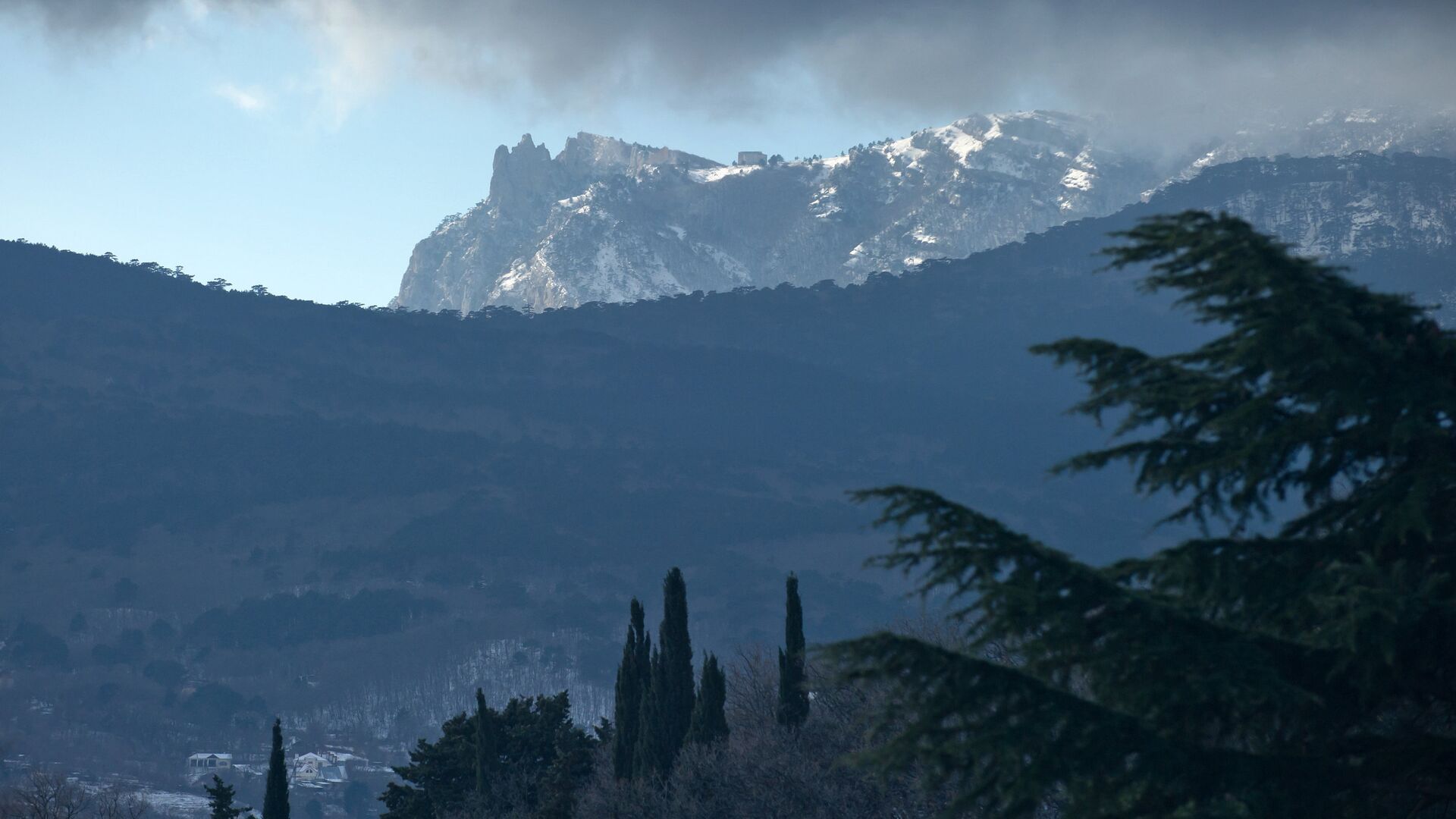 Крым оказался во власти снежного коллапса
