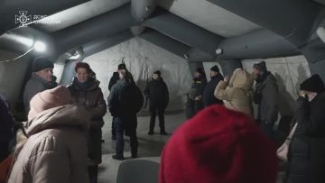 Два майора: В Вышгороде под Киевом четвертые сутки нет света, сообщает ГСЧС Украины и публикует видео одной из палаток обогрева, куда приходят многие жители