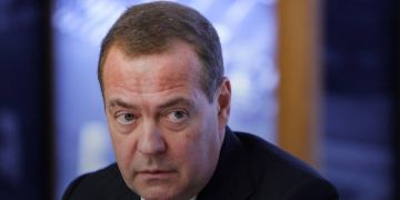 Зампред Совбеза России Дмитрий Медведев прокомментировал новогоднее обращение Стубба, в котором тот заявил, что отношения Финляндии с РФ изменились навсегда: