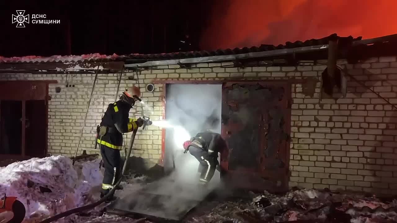 Тем временем на Украине несколько дронов ударили по транспортному предприятию неподалеку от Шостки в Сумской области: начался масштабный пожар — сообщают местные пожарные