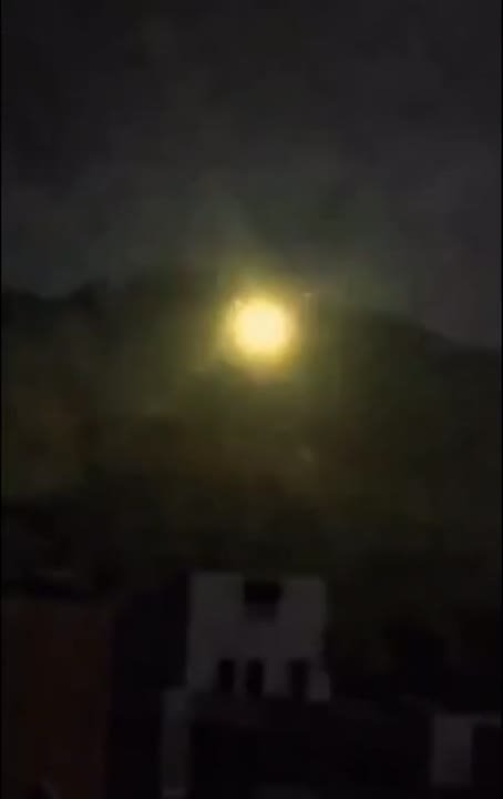 На видео - американский вертолет обстреливает позиции венесуэльских военных на севере страны — СМИ