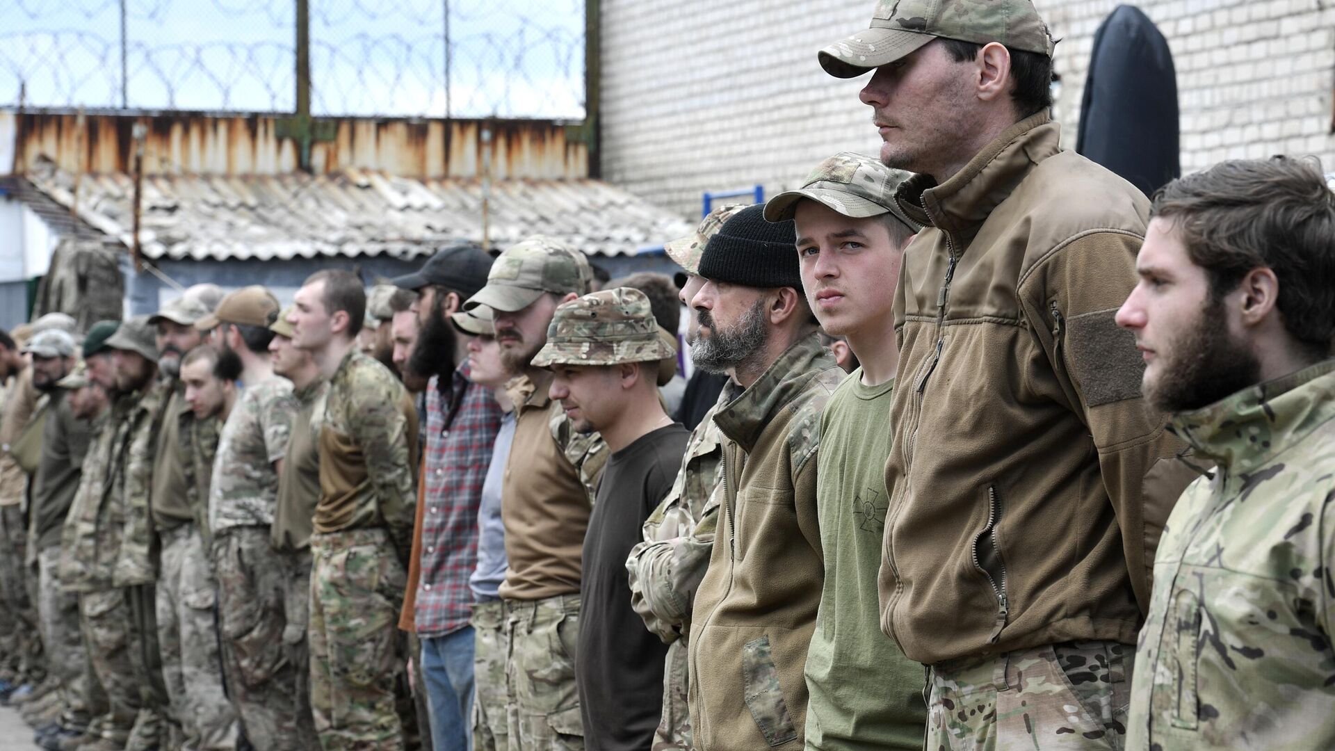 "Украинская мечта – украинцы воюют, а работают вместо них "чёрные"". Эксперты о ситуации в стране