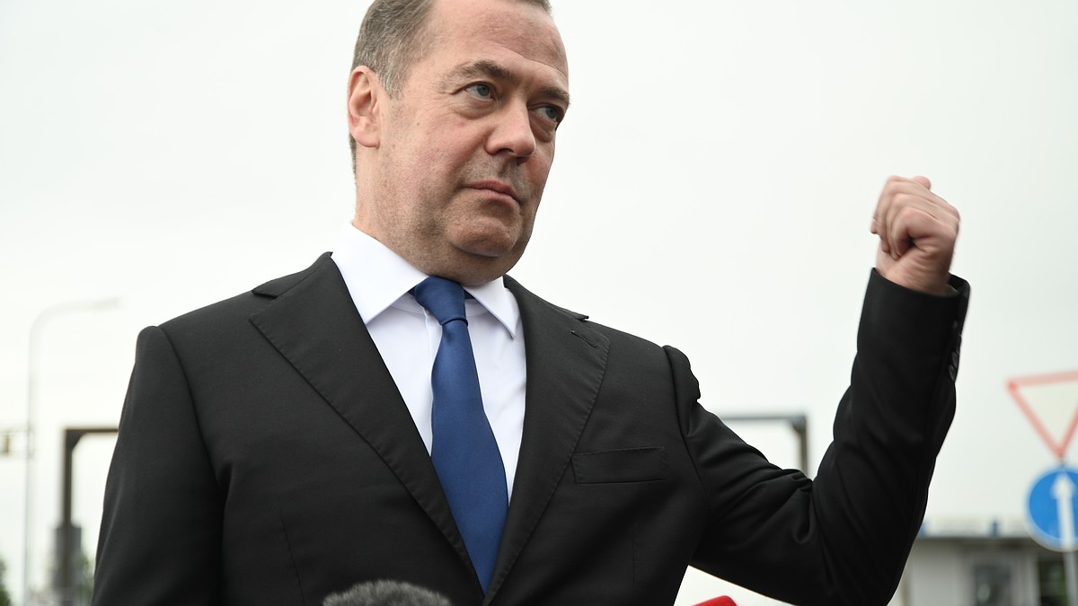 Медведев сравнил Мадуро и Зеленского: «Киевскому клоуну не нужно расслабляться»