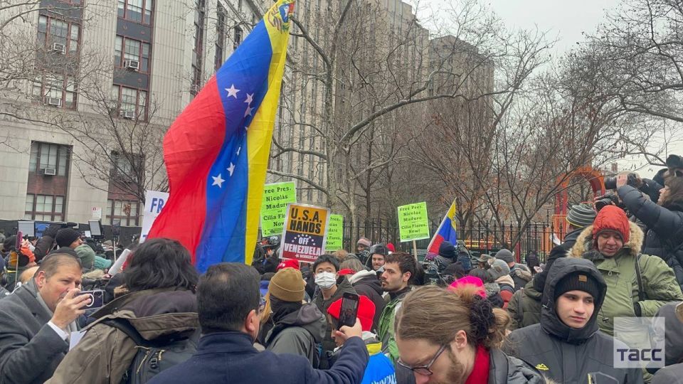 Возле суда в центре Нью-Йорка, куда ранее доставили Мадуро, проходит протест против действий США в Венесуэле