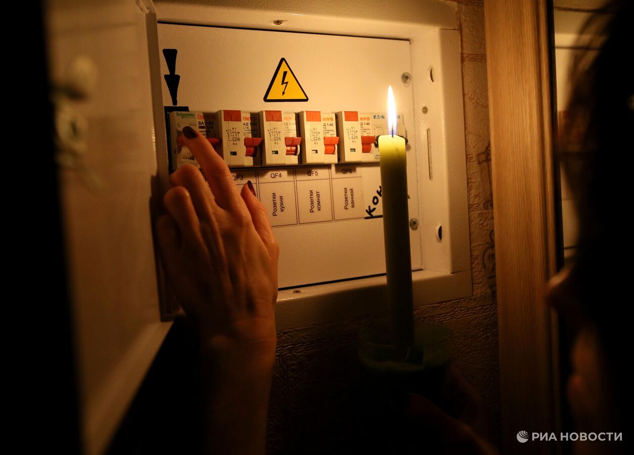 На Украине в трех областях ввели аварийные отключения света, пишут СМИ