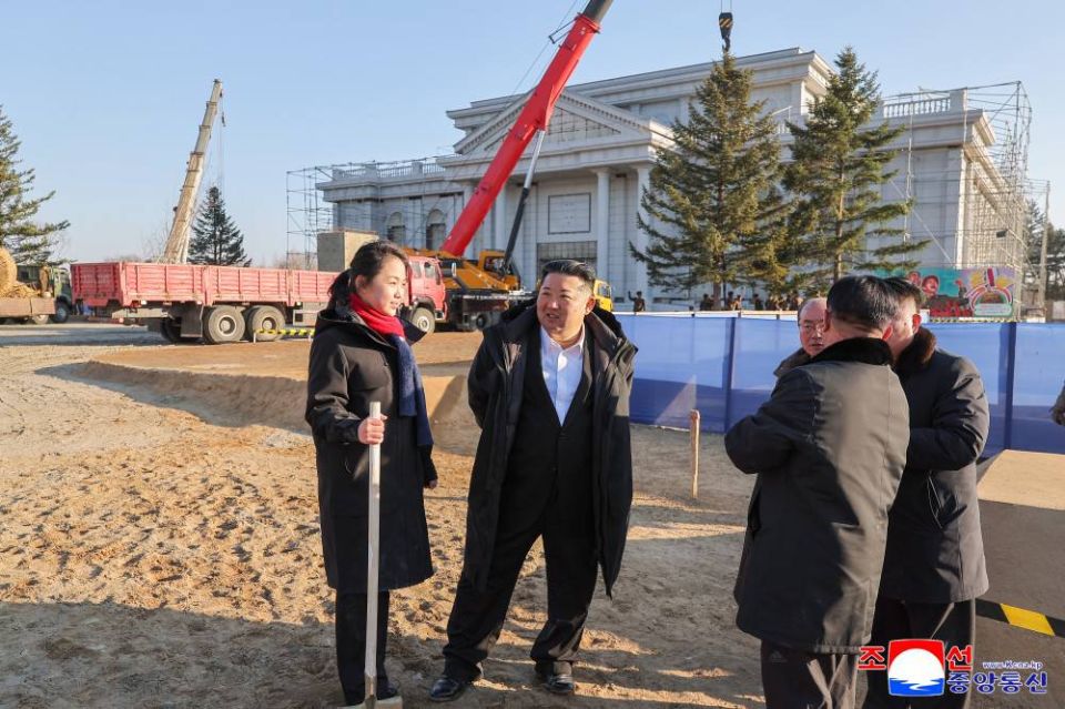 Ким Чен Ын посадил дерево на территории строящегося музея в честь участников военной операции на Украине из Северной Кореи: