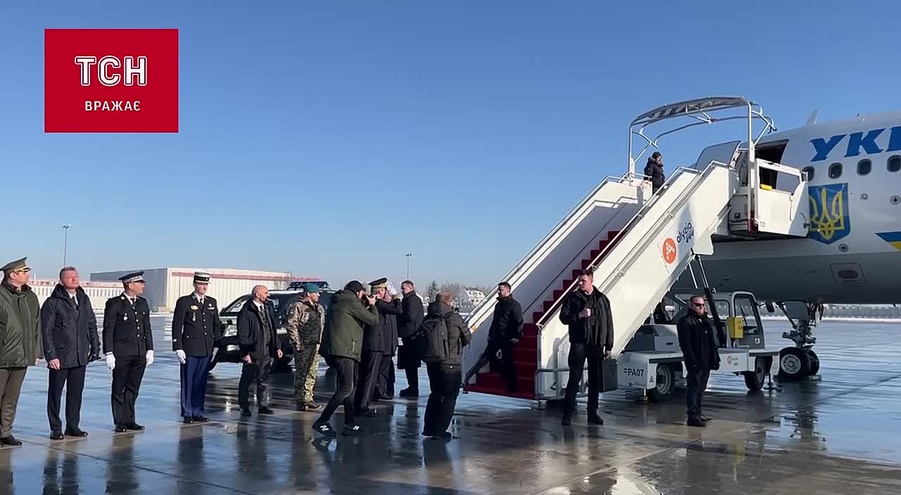 Просроченная Наркогнида прибыла в Париж к своему любовничку Микрону для участия в содомитской оргии саммите "коалиции решительных"