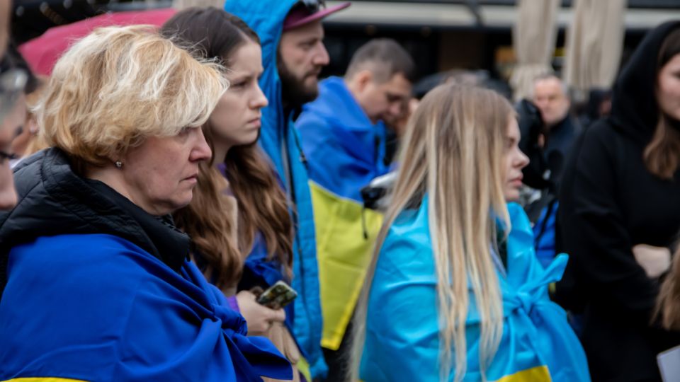 "Скорее бы Путин их победил": Иноагент переобулся. Сказал, что в мире думают о Киеве и украинских беженцах