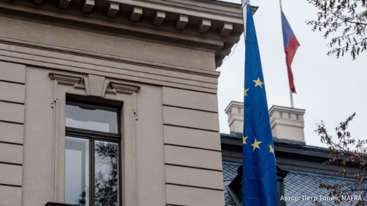 Флаг Украины сняли со здания правительства Чехии после прихода к власти новой коалиции — теперь перед правительственным офисом размещены только флаги Чехии и ЕС. Об этом сообщило издание iDNES