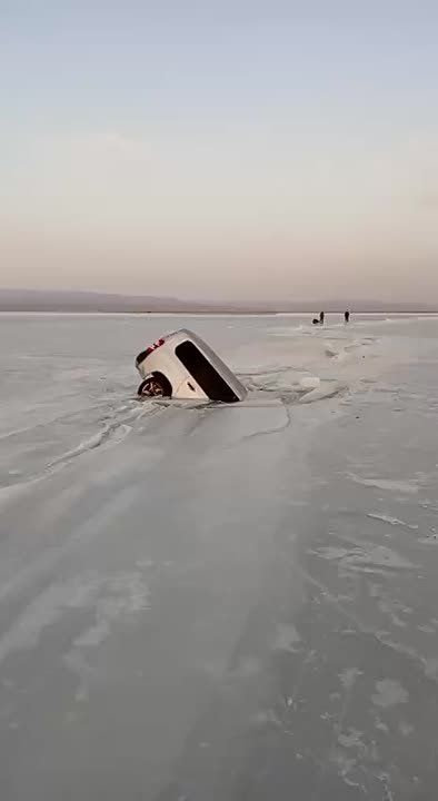 Новости к этому часу:. Сразу пять автомобилей рыбаков провалились под лёд за один день в Амурском заливе