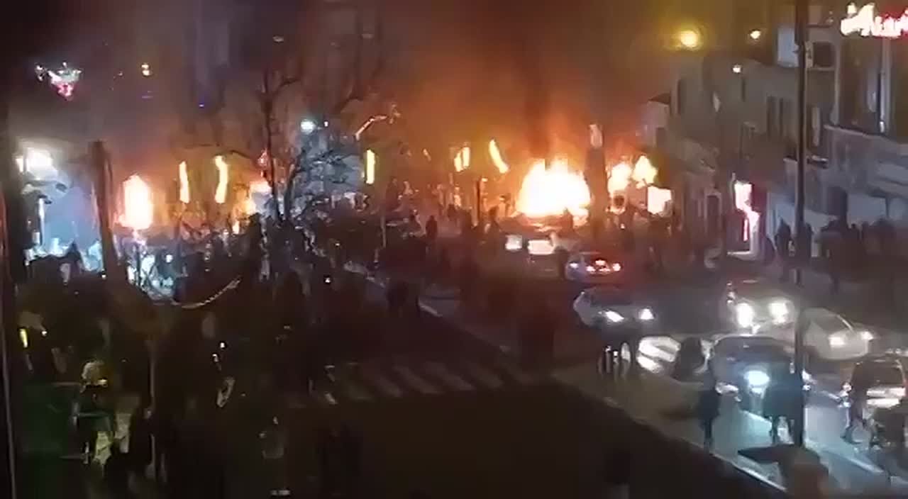 Во время погромов в Иране начали массово жечь автомобили, правительственные здания и объекты телекоммуникации, — СМИ