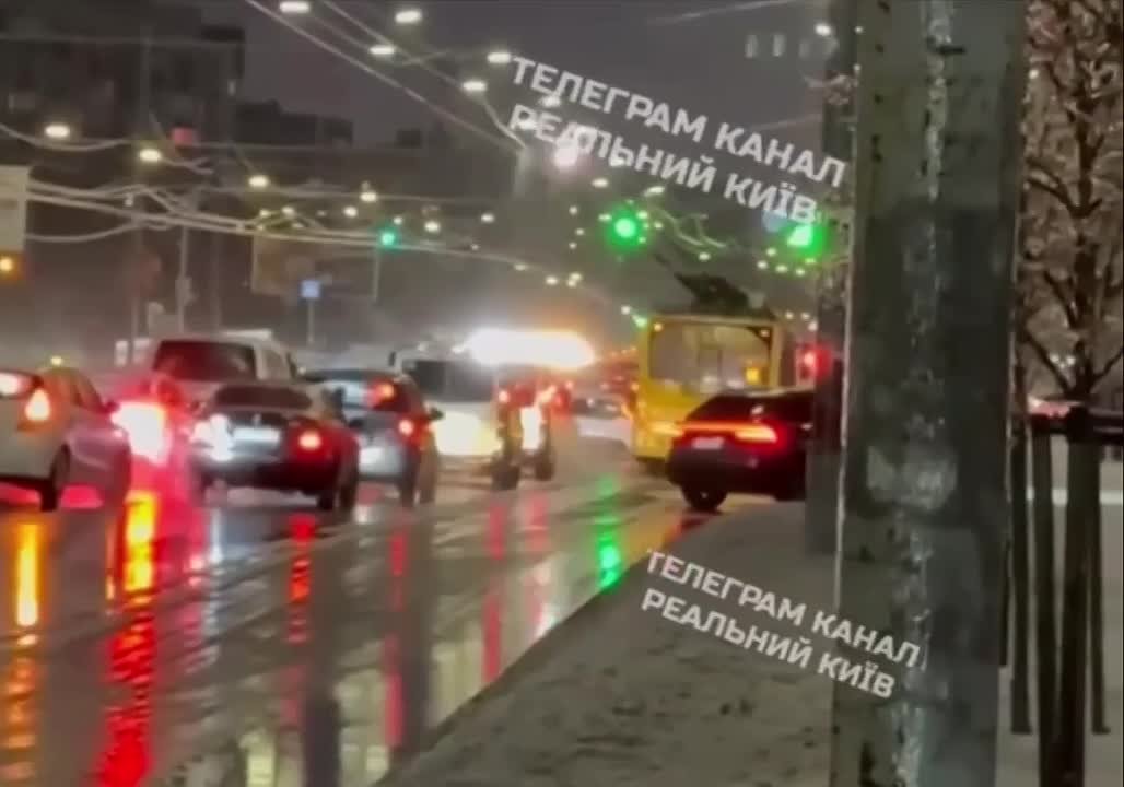 Такая ситуация сейчас с общественным электротранспортом в Киеве из-за обледенения проводов